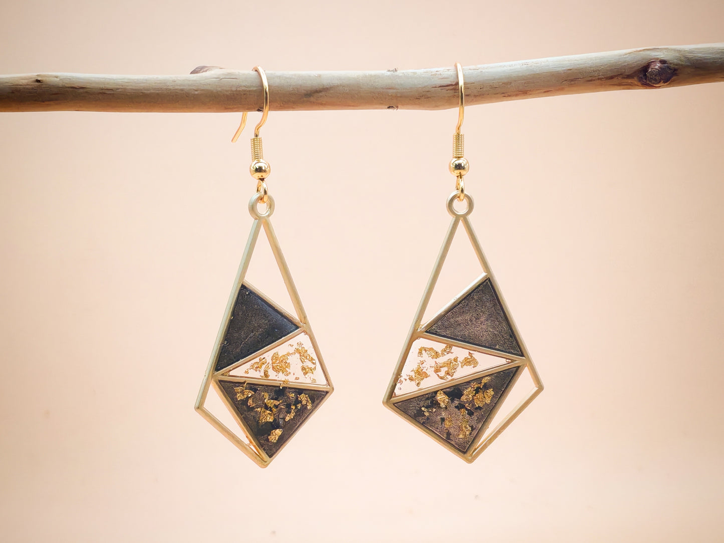 Boucles d’oreilles – Géométrie noire & éclats dorés
