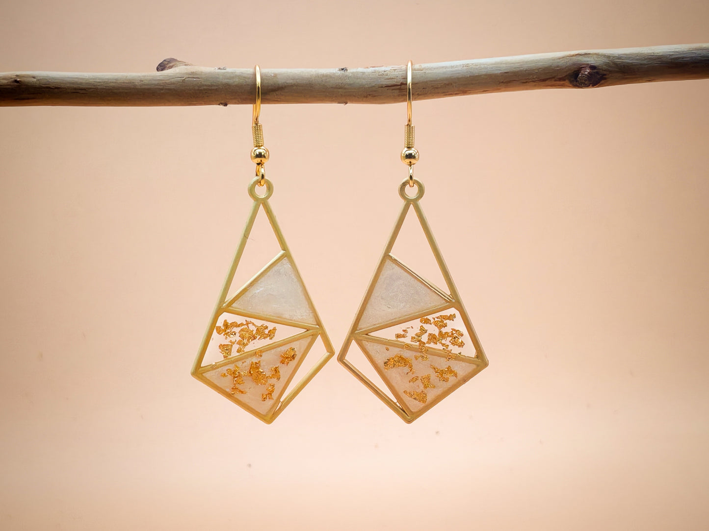 Boucles d’oreilles – Géométrie nacrée & éclats dorés