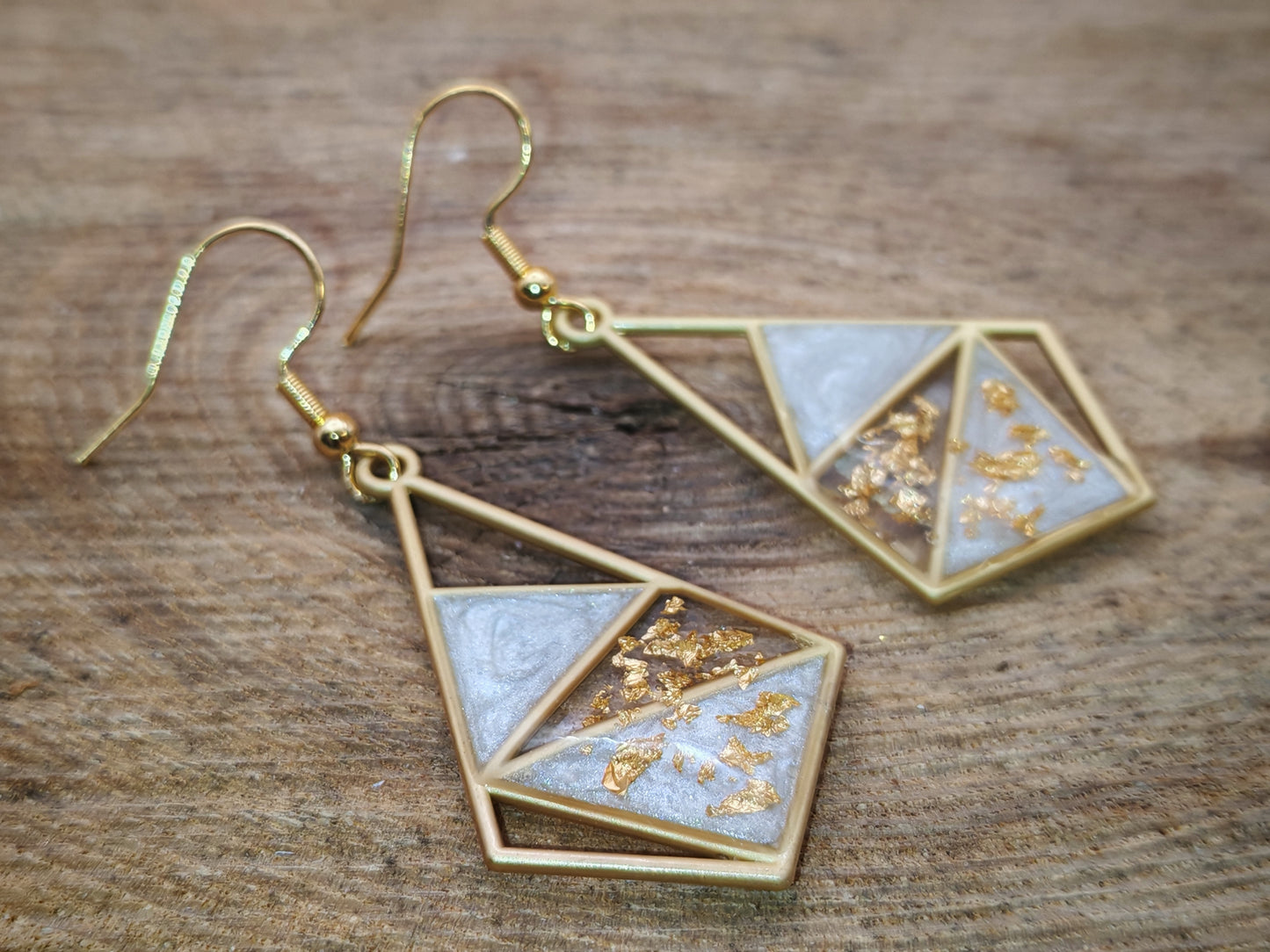 Boucles d’oreilles – Géométrie nacrée & éclats dorés