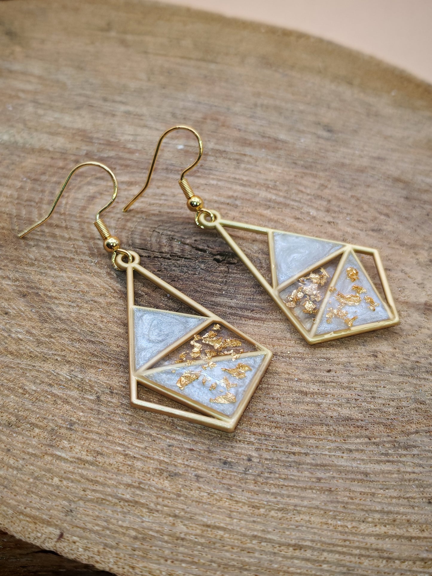 Boucles d’oreilles – Géométrie nacrée & éclats dorés