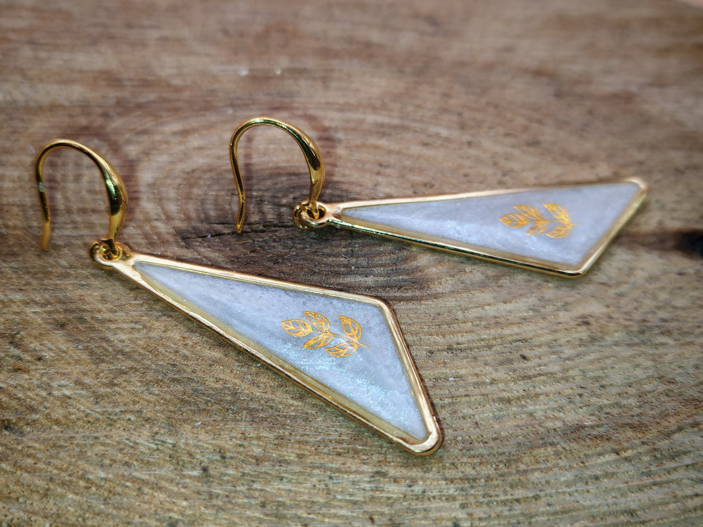 Boucles d’oreilles – Triangles allongés blancs nacrés au feuillage doré