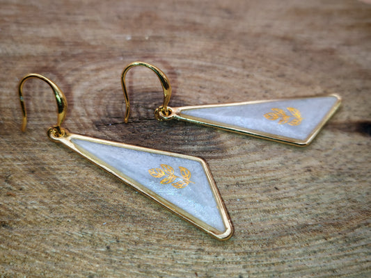 Boucles d’oreilles – Triangles allongés blancs nacrés au feuillage doré