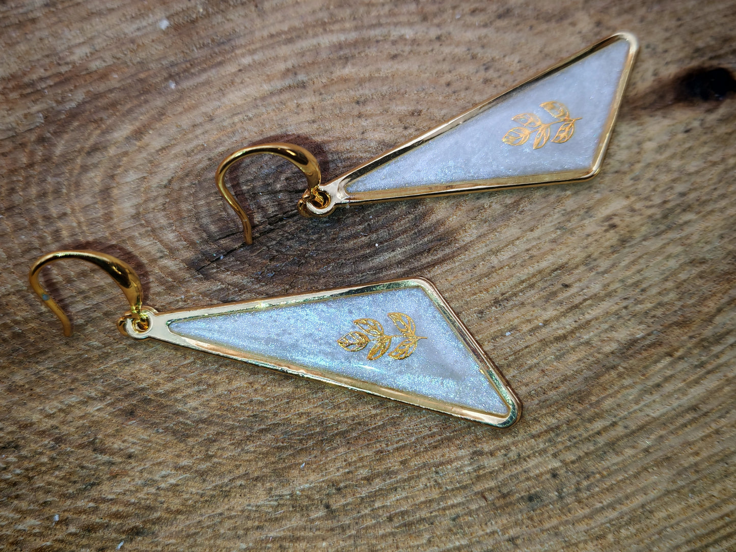 Boucles d’oreilles – Triangles allongés blancs nacrés au feuillage doré