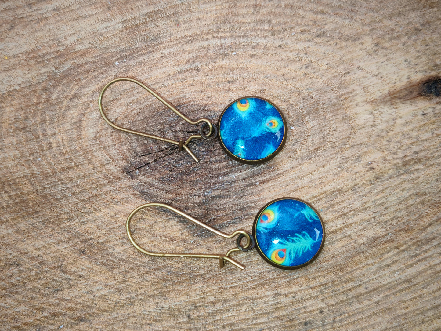 Boucles d’oreilles dormeuses – Plumes de paon