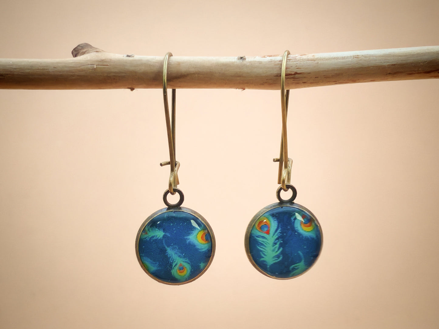 Boucles d’oreilles dormeuses – Plumes de paon