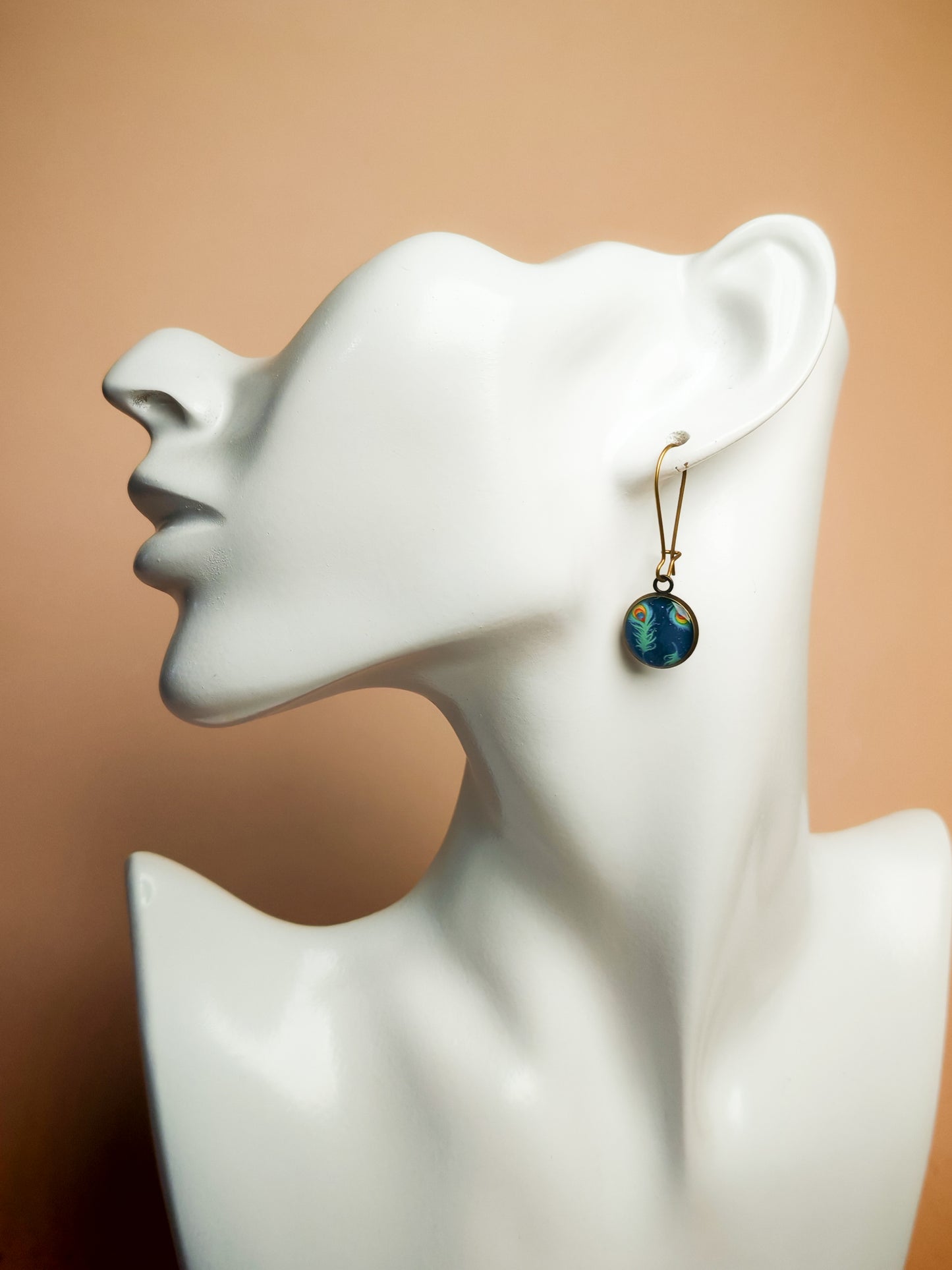 Boucles d’oreilles dormeuses – Plumes de paon