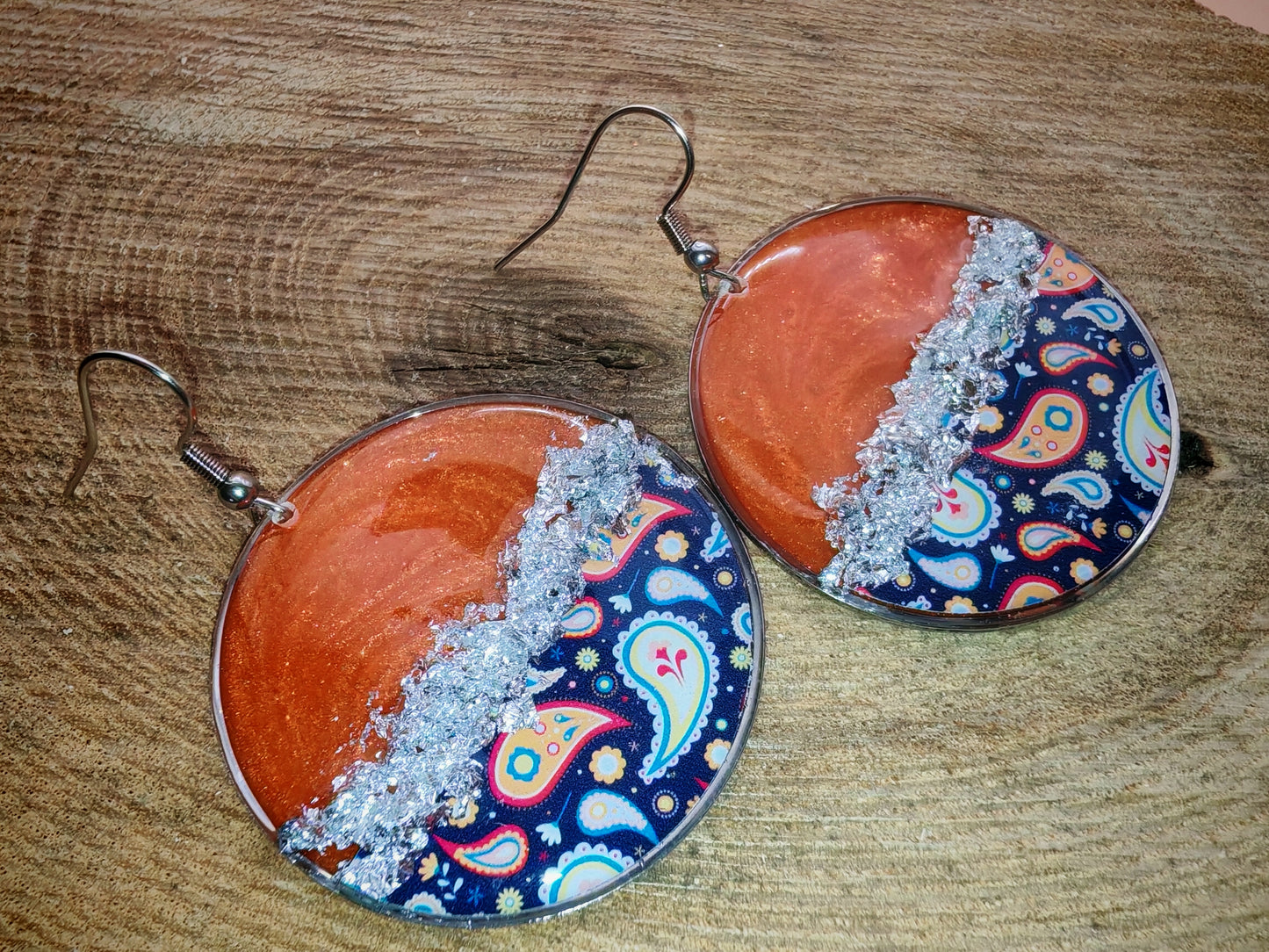 Boucles d’oreilles pendantes – Éclats cuivrés et arabesques argentées