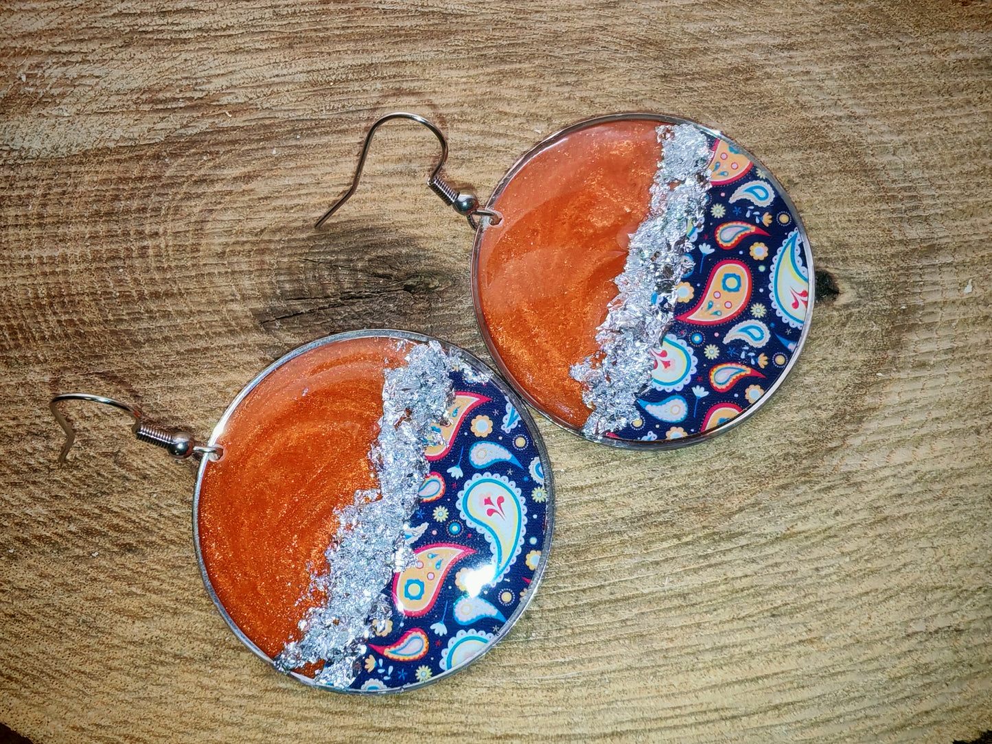 Boucles d’oreilles pendantes – Éclats cuivrés et arabesques argentées