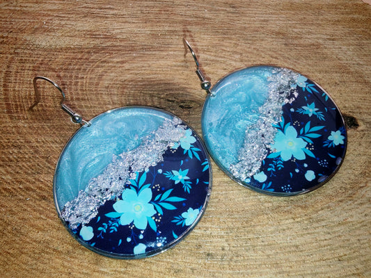 Boucles d’oreilles pendantes – Éclats argentés et floraisons célestes