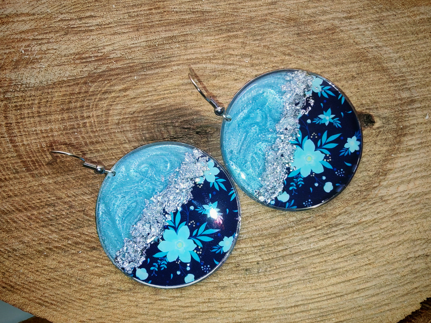 Boucles d’oreilles pendantes – Éclats argentés et floraisons célestes