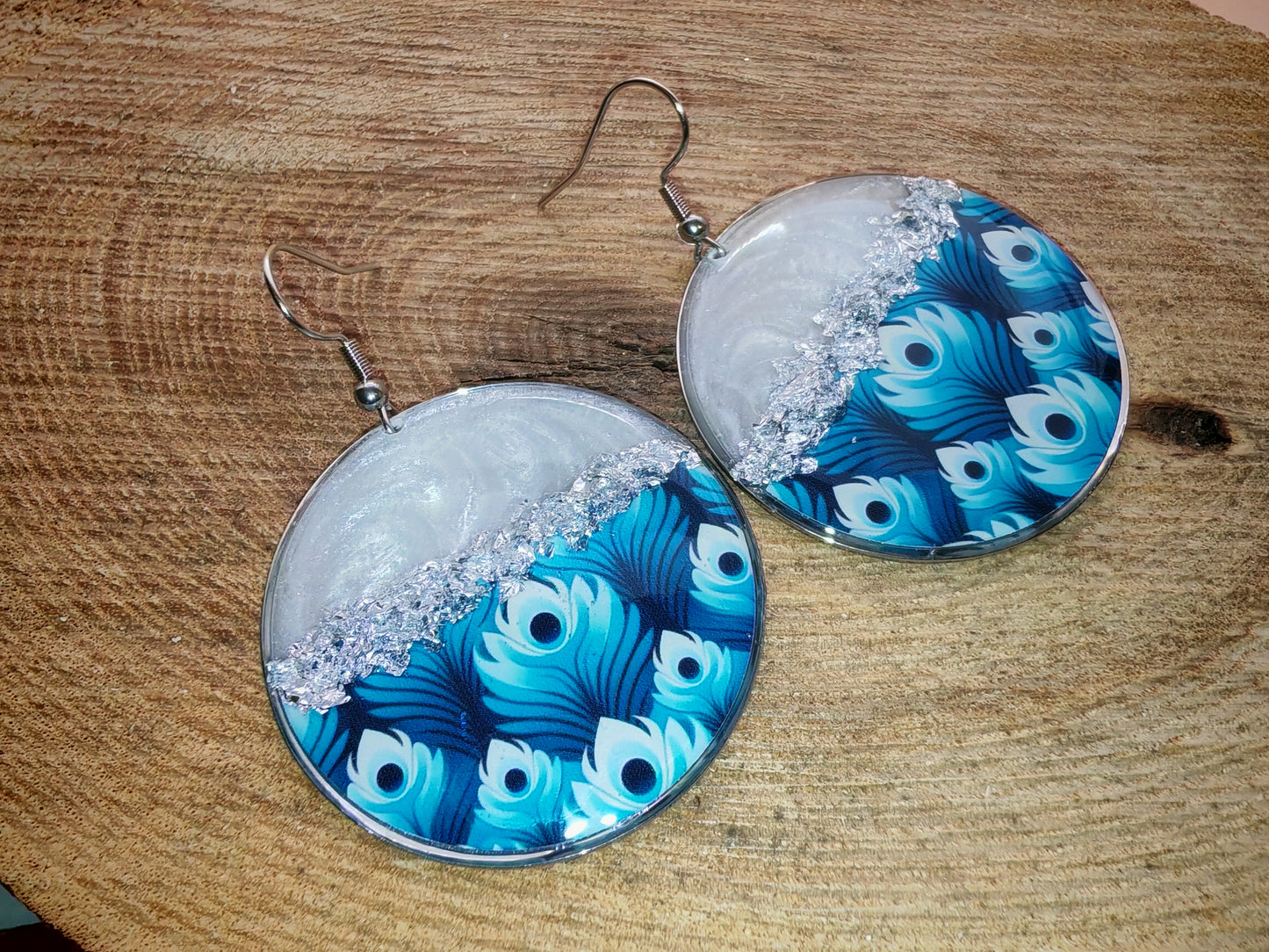 Boucles d’oreilles pendantes – Éclats nacrés et plumes azur