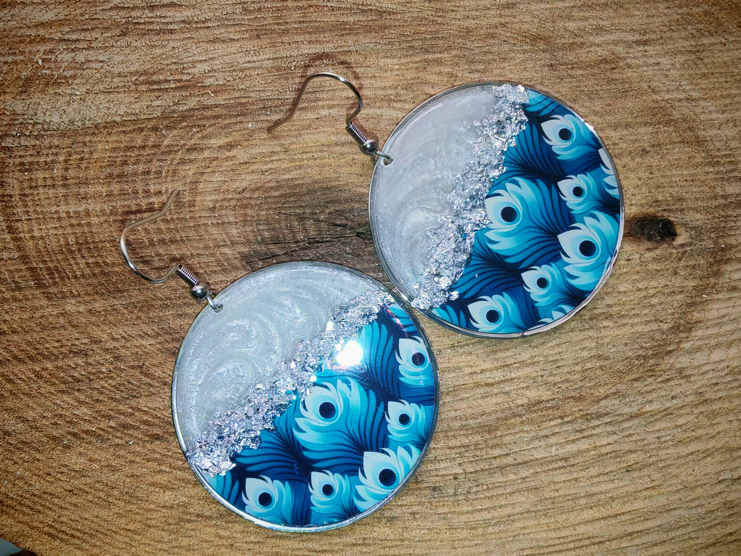 Boucles d’oreilles pendantes – Éclats nacrés et plumes azur