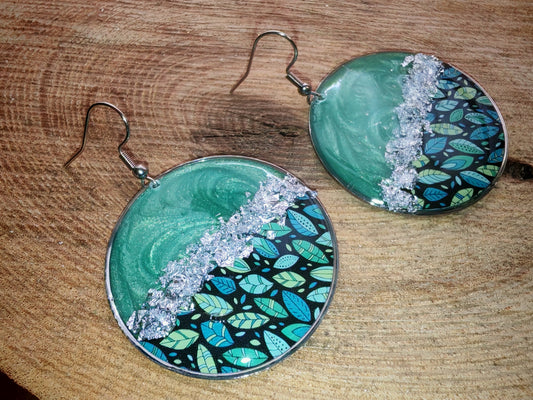 Boucles d’oreilles pendantes – Éclats émeraude et feuillage profond