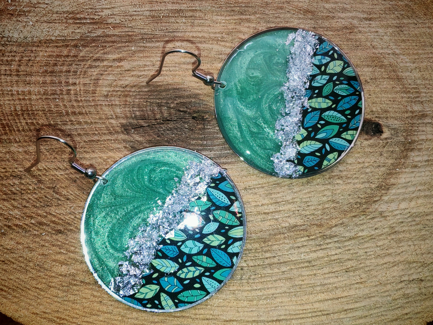 Boucles d’oreilles pendantes – Éclats émeraude et feuillage profond