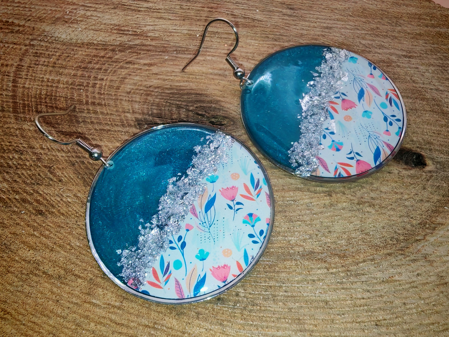 Boucles d’oreilles pendantes – Éclats lagon et fleurs pastel