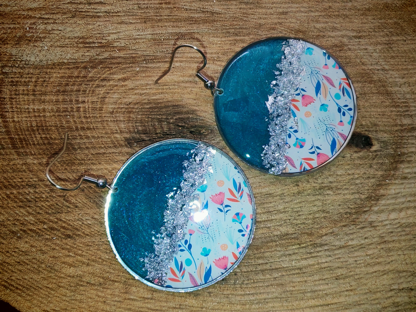 Boucles d’oreilles pendantes – Éclats lagon et fleurs pastel