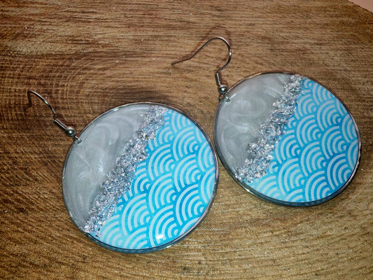 Boucles d’oreilles pendantes – Éclats nacrés et vagues célestes