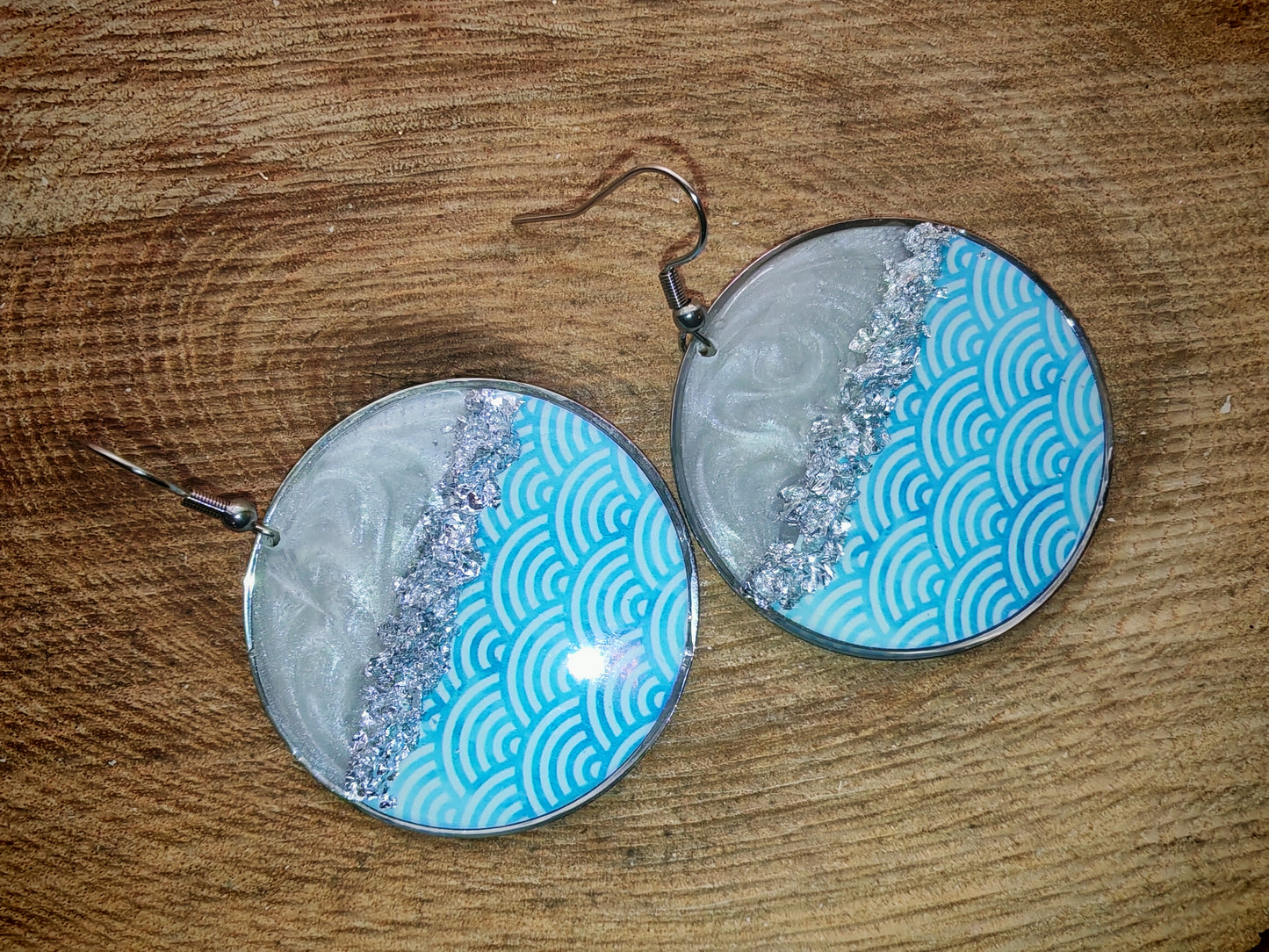 Boucles d’oreilles pendantes – Éclats nacrés et vagues célestes