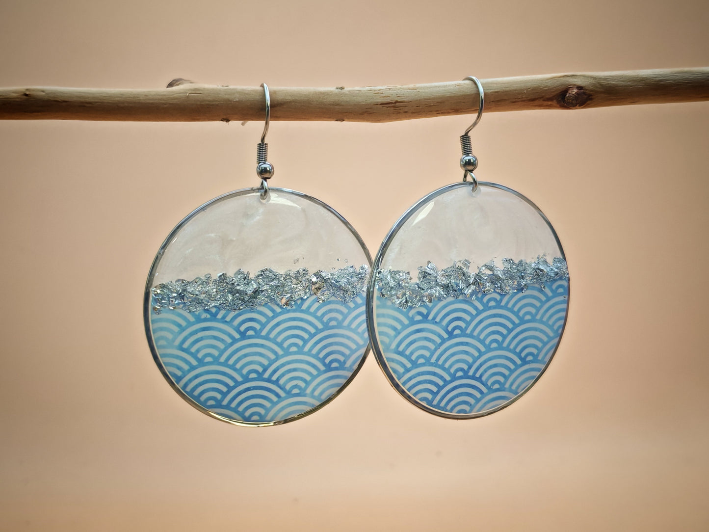 Boucles d’oreilles pendantes – Éclats nacrés et vagues célestes