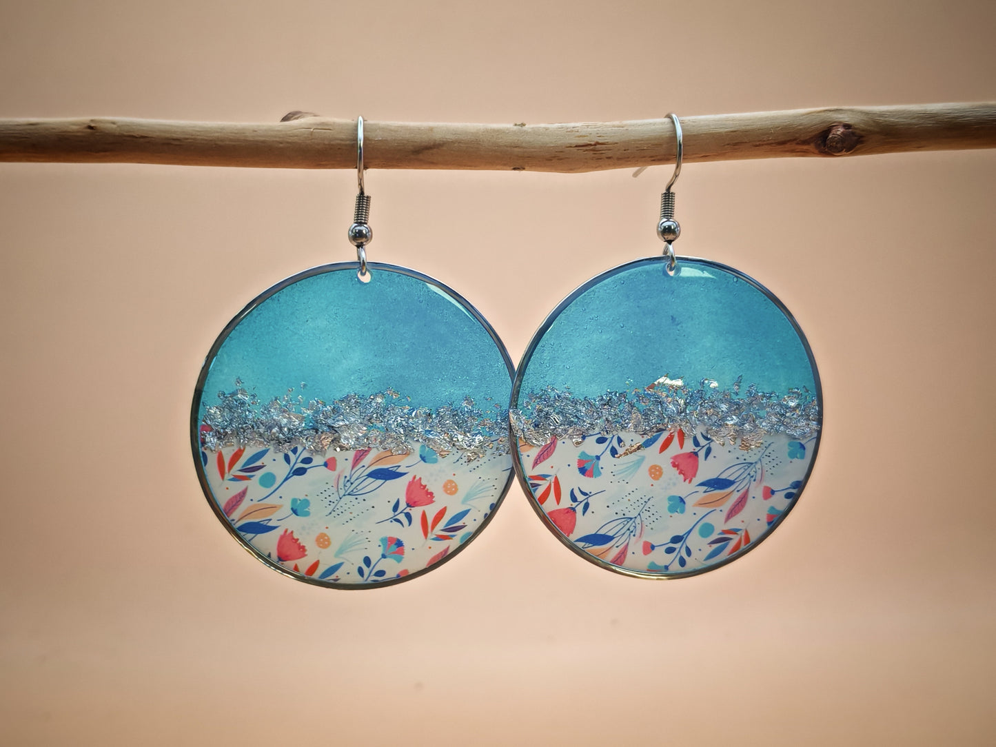 Boucles d’oreilles pendantes – Éclats lagon et fleurs pastel