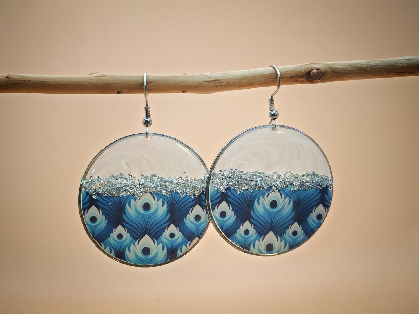 Boucles d’oreilles pendantes – Éclats nacrés et plumes azur