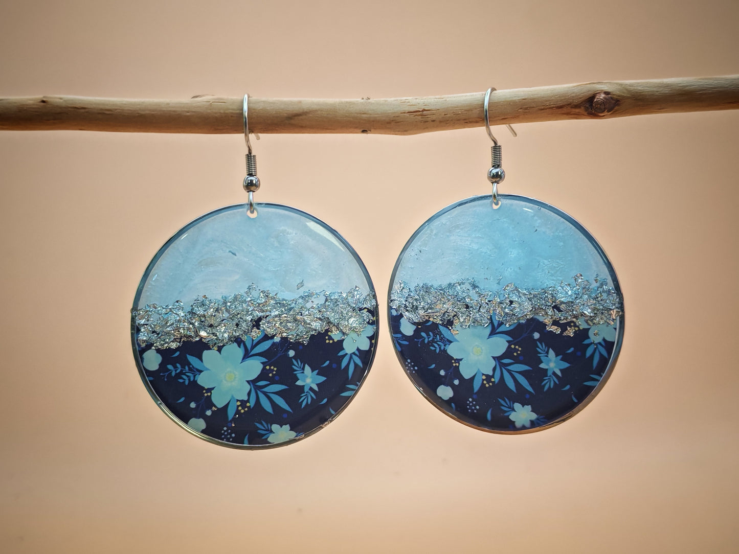 Boucles d’oreilles pendantes – Éclats argentés et floraisons célestes