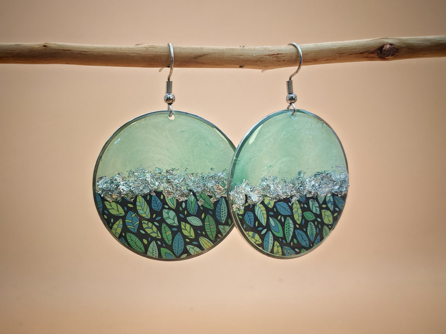 Boucles d’oreilles pendantes – Éclats émeraude et feuillage profond