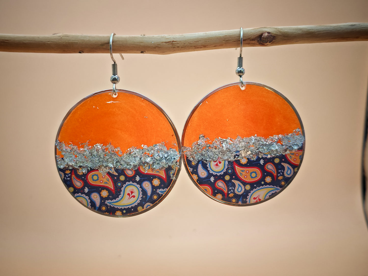 Boucles d’oreilles pendantes – Éclats cuivrés et arabesques argentées