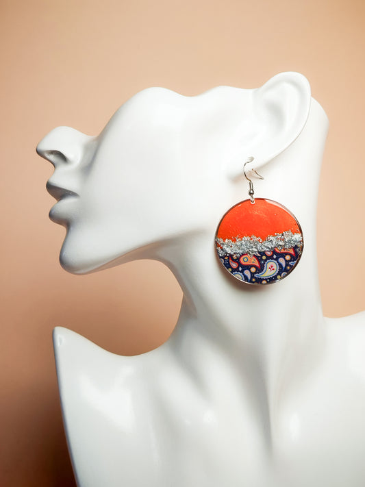 Boucles d’oreilles pendantes – Éclats cuivrés et arabesques argentées