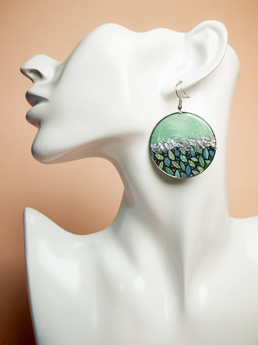 Boucles d’oreilles pendantes – Éclats émeraude et feuillage profond