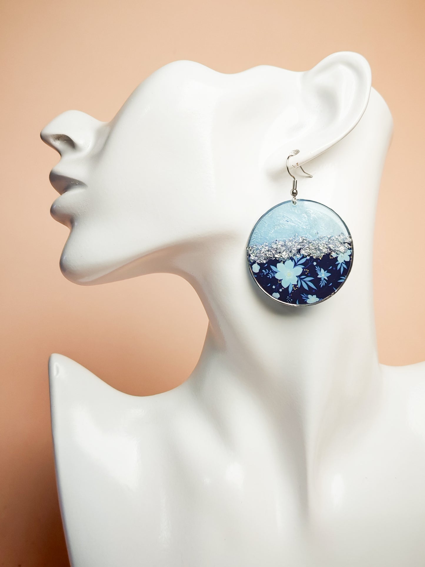 Boucles d’oreilles pendantes – Éclats argentés et floraisons célestes