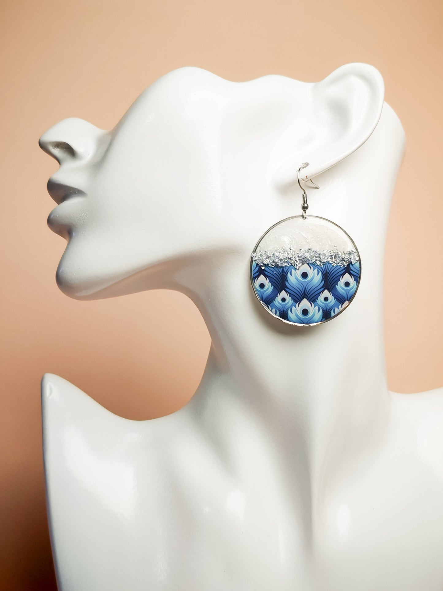 Boucles d’oreilles pendantes – Éclats nacrés et plumes azur