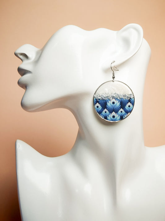 Boucles d’oreilles pendantes – Éclats nacrés et plumes azur