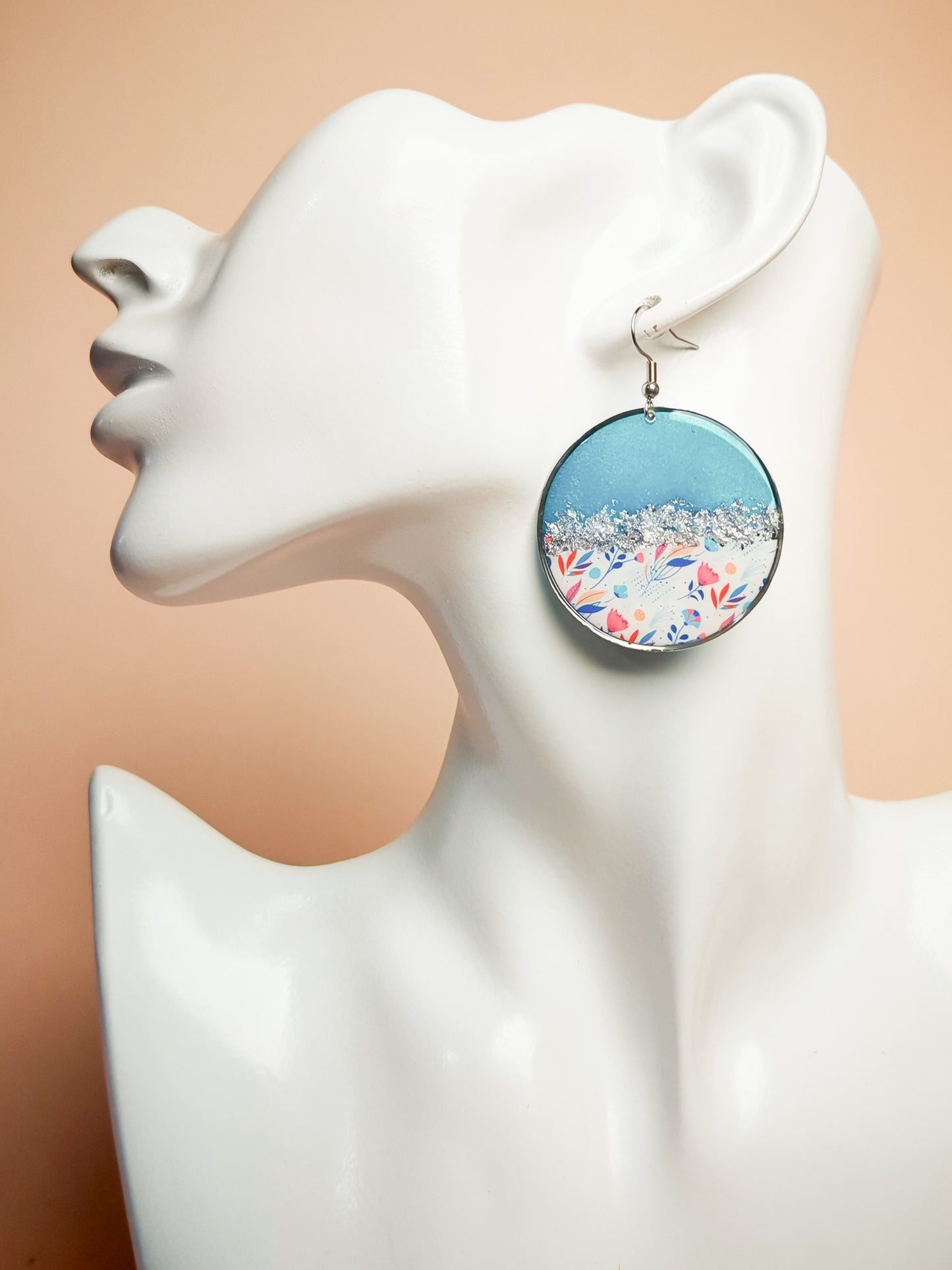 Boucles d’oreilles pendantes – Éclats lagon et fleurs pastel