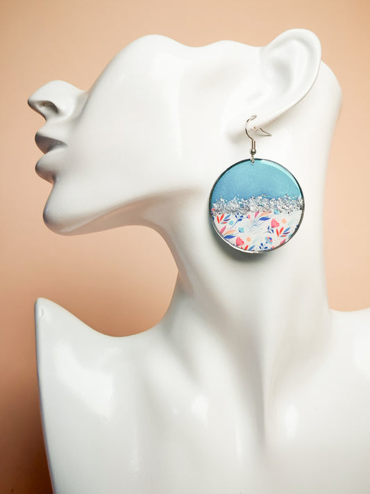Boucles d’oreilles pendantes – Éclats lagon et fleurs pastel