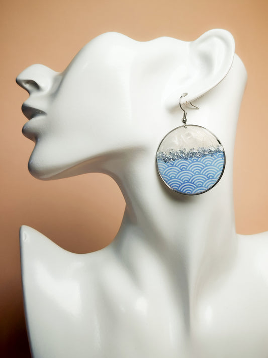 Boucles d’oreilles pendantes – Éclats nacrés et vagues célestes