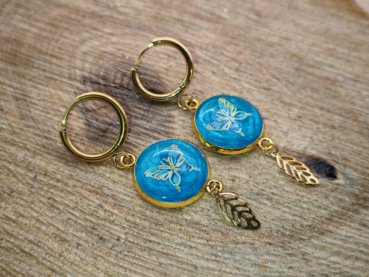 Boucles d’oreilles – Papillon turquoise et feuille dorée