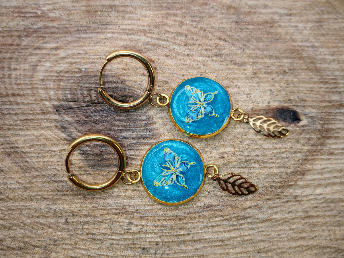 Boucles d’oreilles – Papillon turquoise et feuille dorée