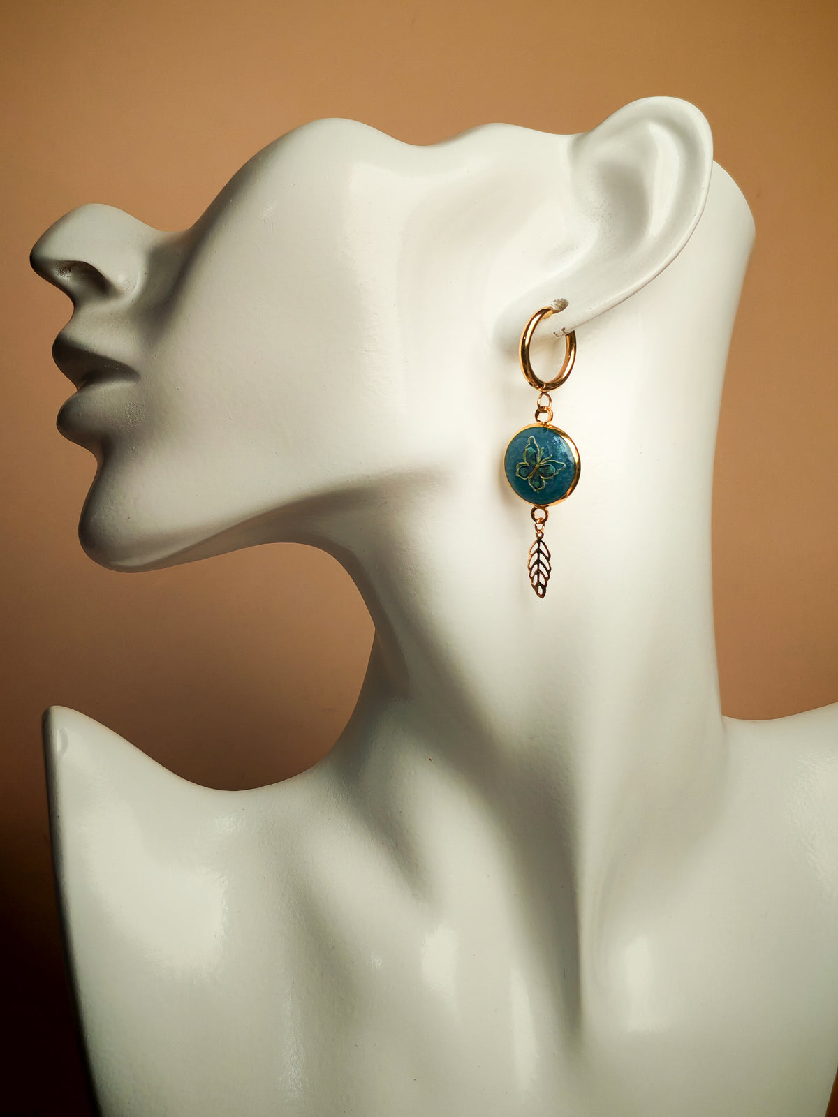 Boucles d’oreilles – Papillon et feuille en lumière