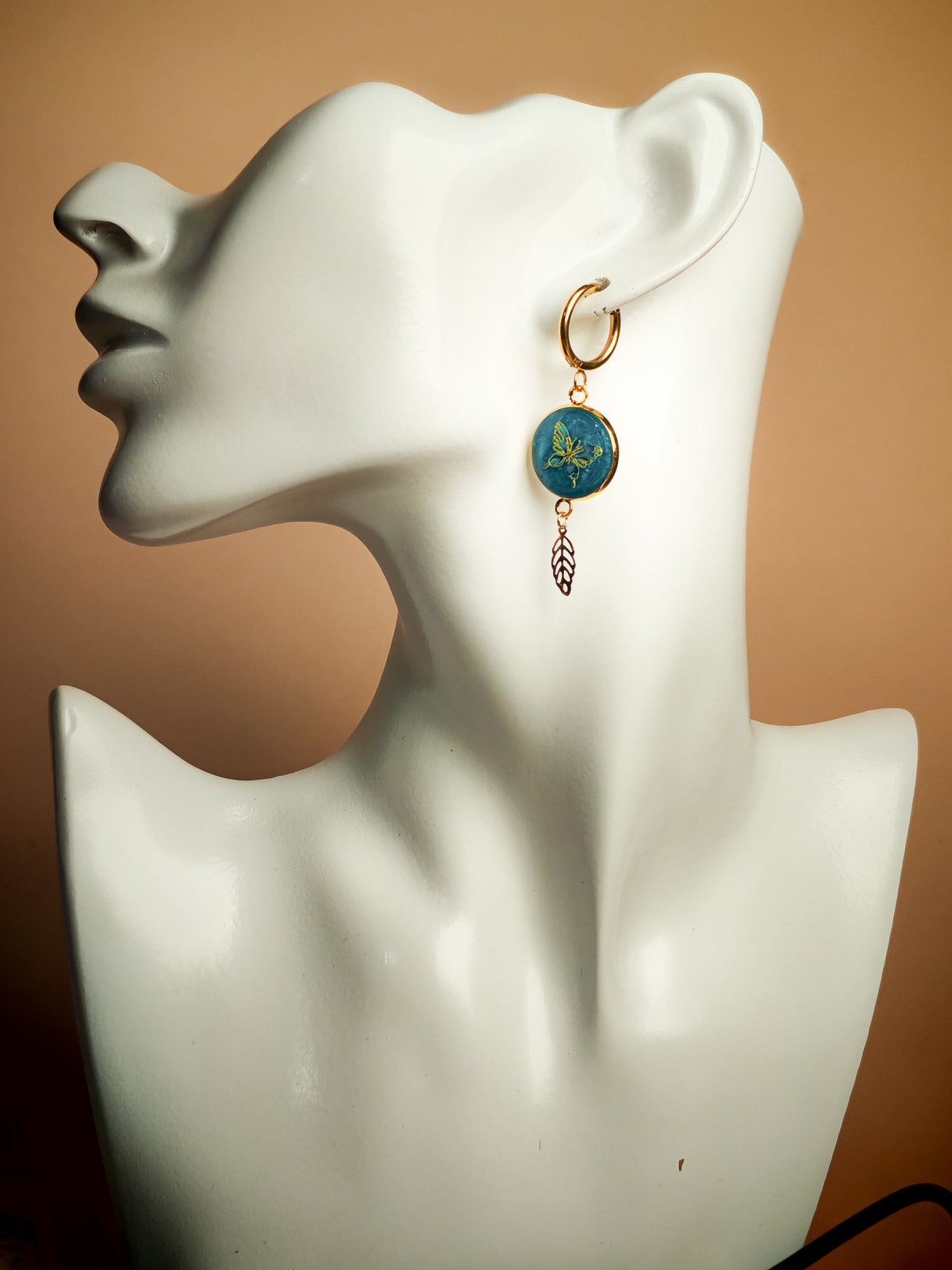Boucles d’oreilles – Papillon turquoise et feuille dorée