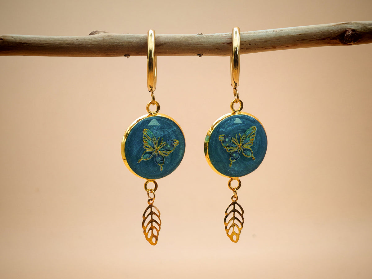 Boucles d’oreilles – Papillon turquoise et feuille dorée