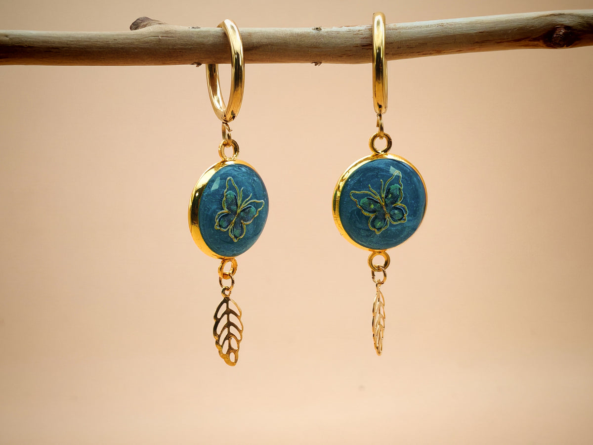 Boucles d’oreilles – Papillon et feuille en lumière
