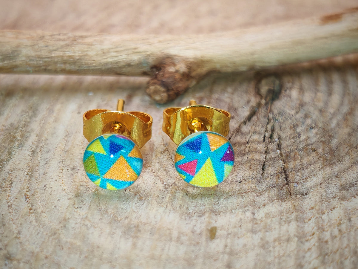 Clous d'oreilles – Éclats géométriques colorés