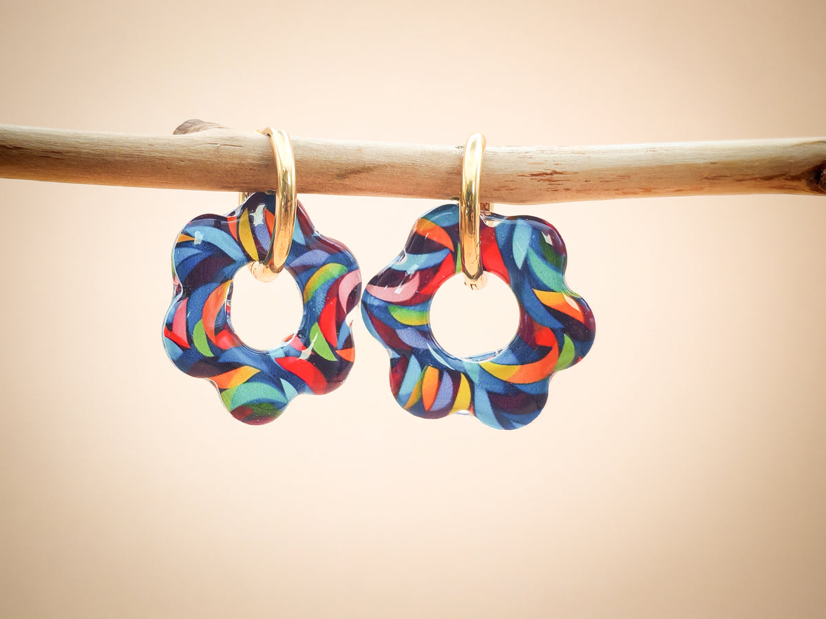 Boucles d’oreilles / Pampilles – Fleur arc-en-ciel aux reflets vibrants