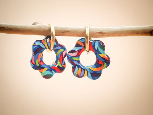Boucles d’oreilles / Pampilles – Fleur arc-en-ciel aux reflets vibrants