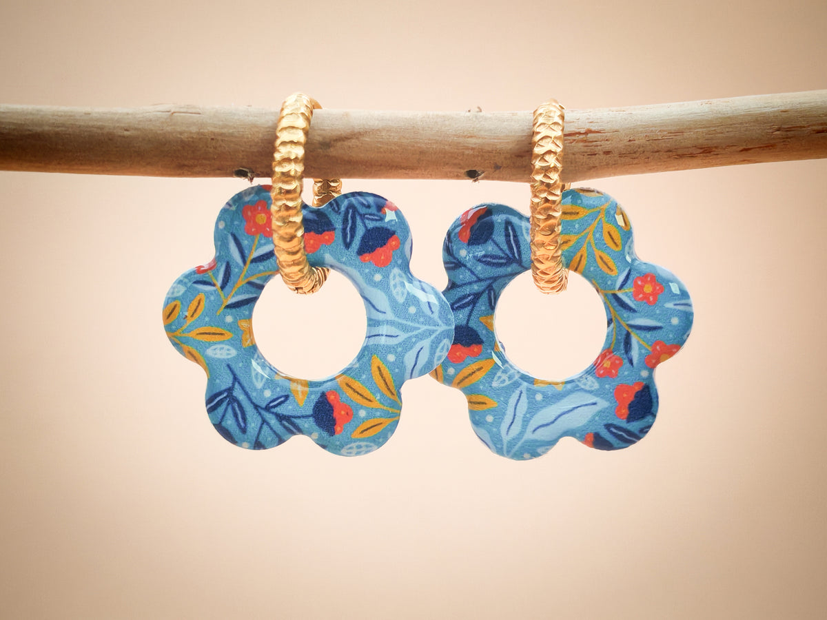 Boucles d’oreilles / Pampilles – Fleur bleue aux éclats colorés