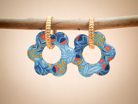 Boucles d’oreilles / Pampilles – Fleur bleue aux éclats colorés