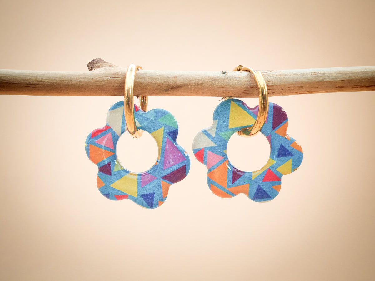 Boucles d’oreilles / Pampilles – Fleur géométrique aux éclats multicolores