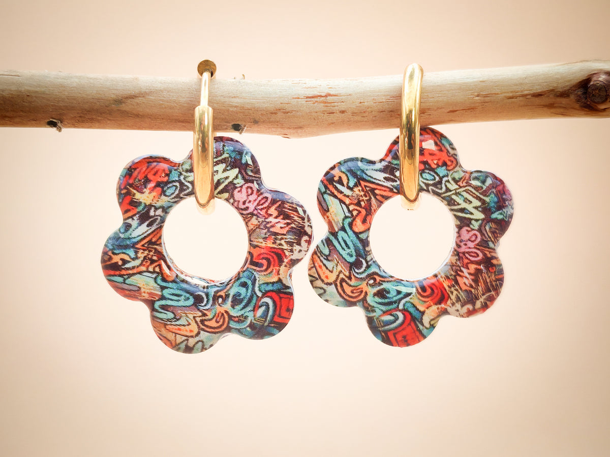Boucles d’oreilles / Pampilles – Fleur graffiti aux éclats urbains