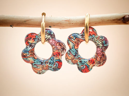 Boucles d’oreilles / Pampilles – Fleur graffiti aux éclats urbains